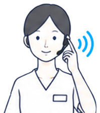 スマートインカムを着けて呼出情報を音声で確認しているスタッフ