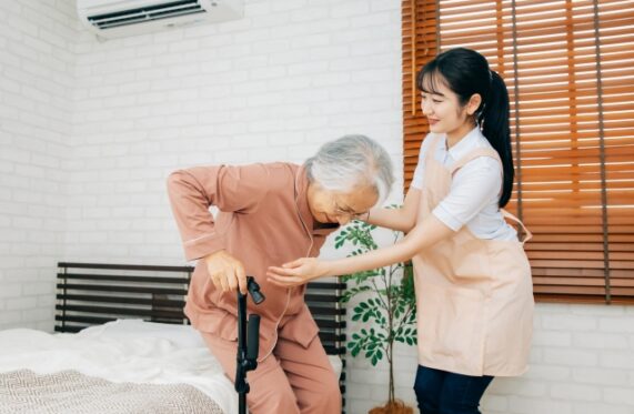 介護施設における転倒事故の要因とは！起こりやすい場所もご紹介