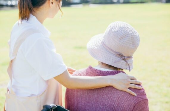 介護現場で起こり得る身体拘束はどのような影響がある？防止方法も解説します